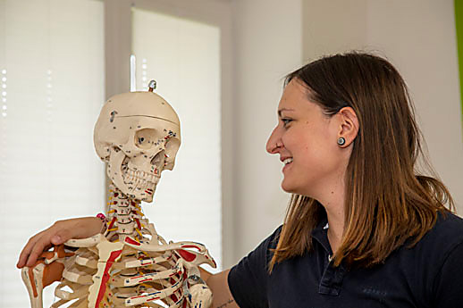 Physiotherapeutin Sandra Rößler (ehem. Teufl) mit Skelett